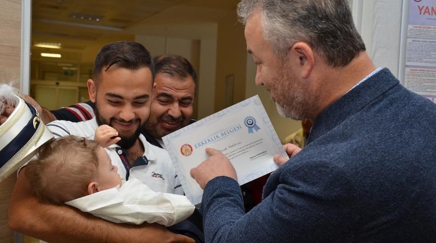 Sünnet olan çocuklara “Erkeklik Belgesi”