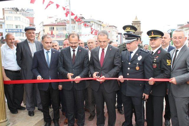 Tosya’da 15 Temmuz Resim Sergisi açıldı