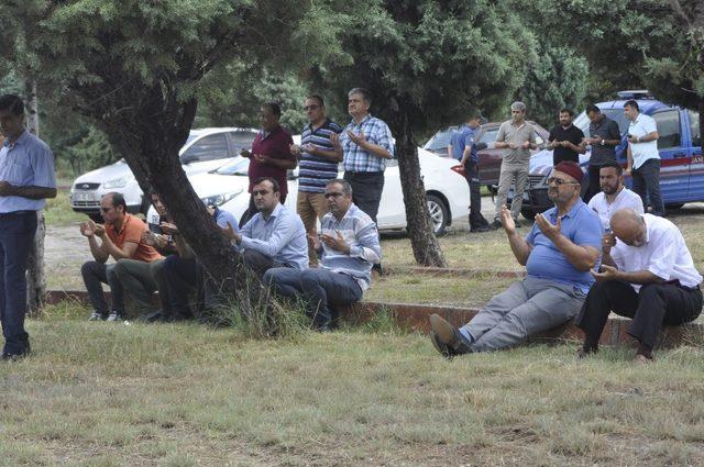 Şehitler kabirleri başında dualarla anıldı