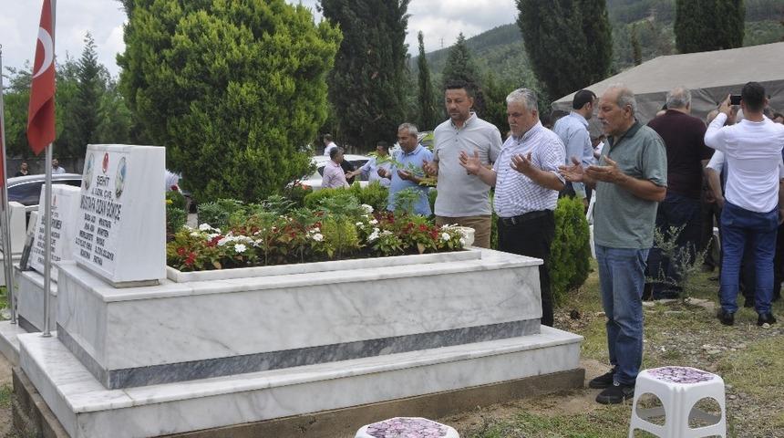 Şehitler kabirleri başında dualarla anıldı