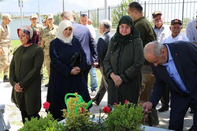 Erzincan’da şehitler için dualar edilerek kabirlerine karanfil bırakıldı