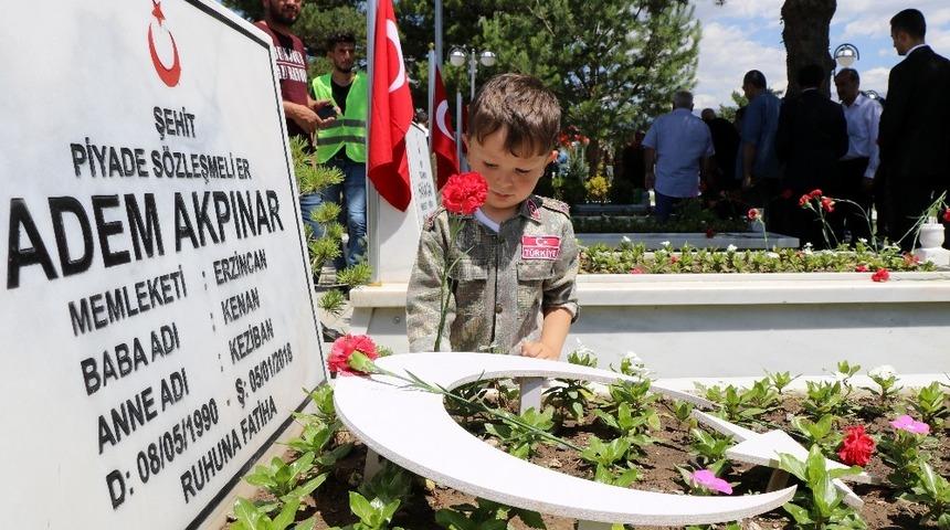 Erzincan&rsquo;da şehitler i&ccedil;in dualar edilerek kabirlerine karanfil bırakıldı