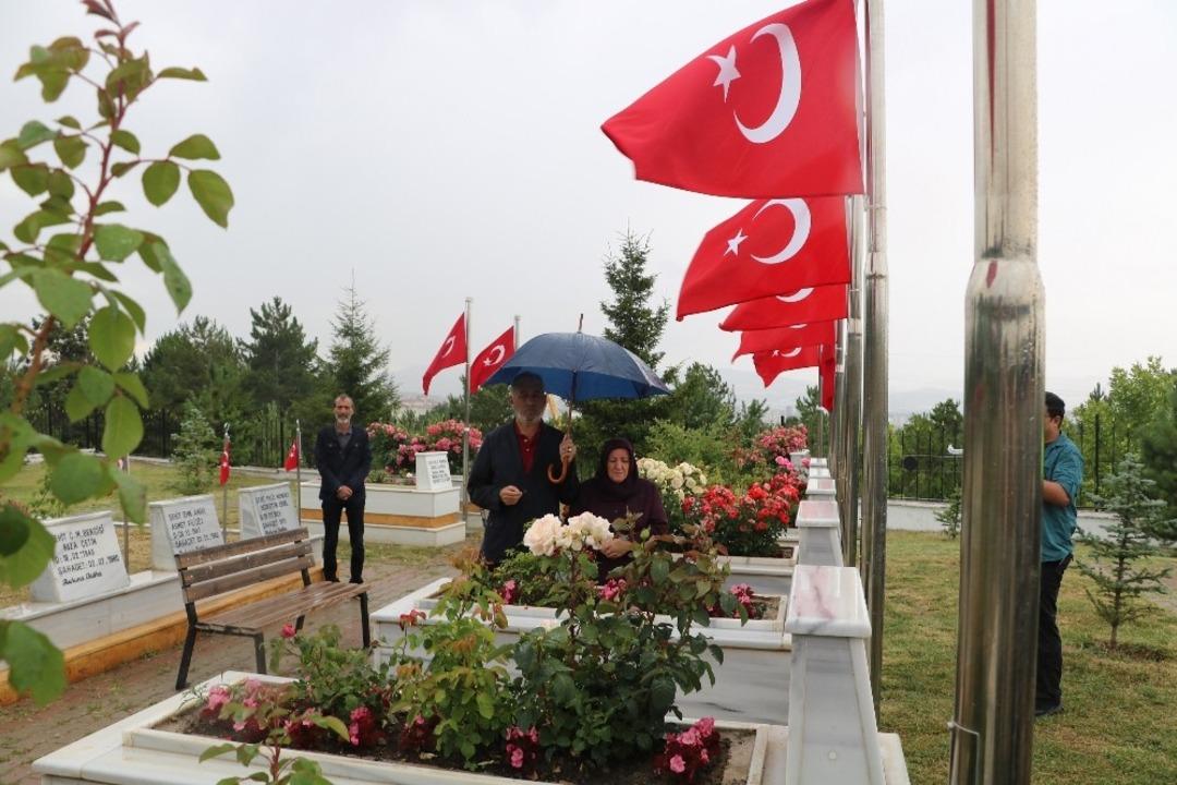 Yağmur altında 15 Temmuz şehitleri anıldı