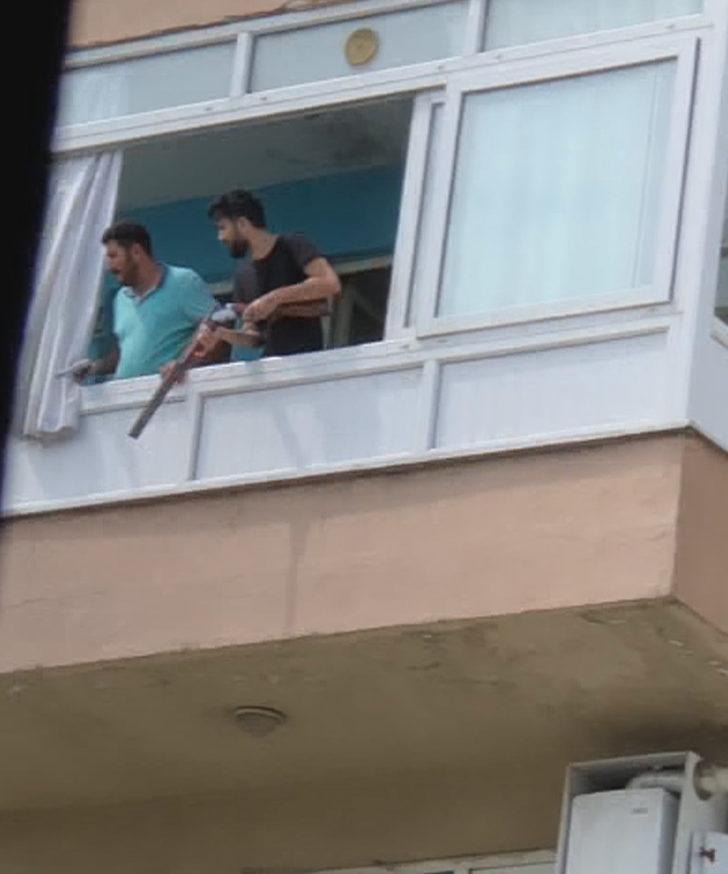 Yer: İstanbul! Ellerinde tüfekle balkonda beklediler G2