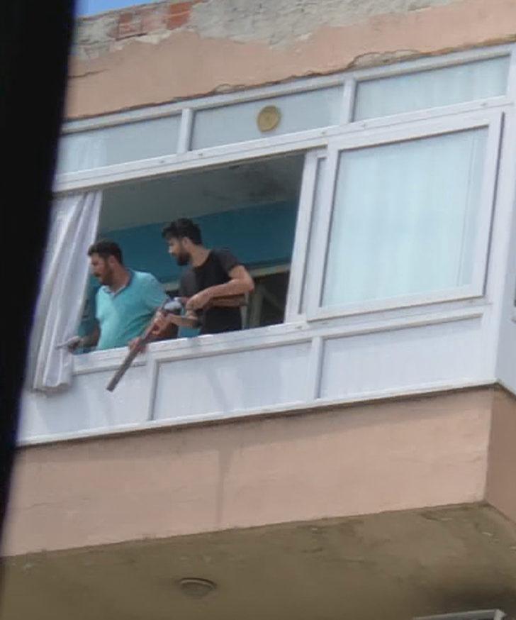 Yer: İstanbul! Ellerinde tüfekle balkonda beklediler G1