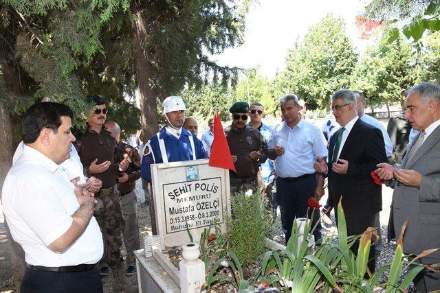 Protokol üyeleri şehitliği ziyaret etti