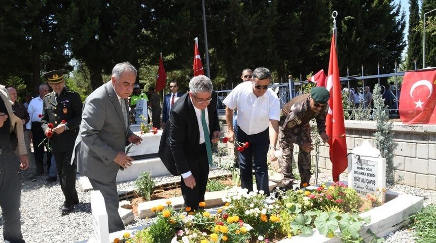 Protokol &uuml;yeleri şehitliği ziyaret etti