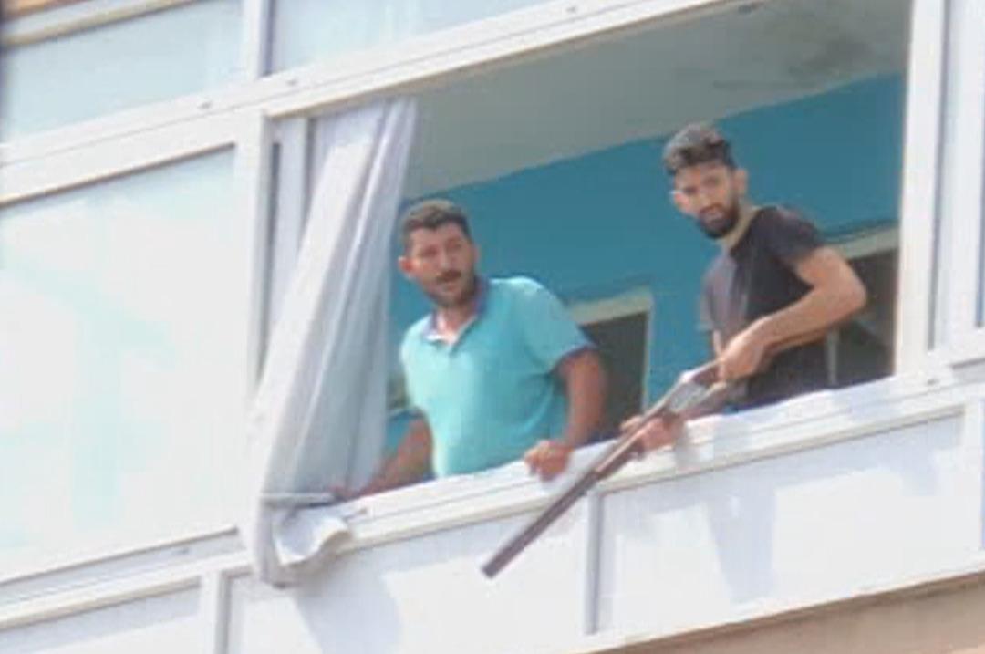 Yer: İstanbul! Ellerinde t&uuml;fekle balkonda beklediler