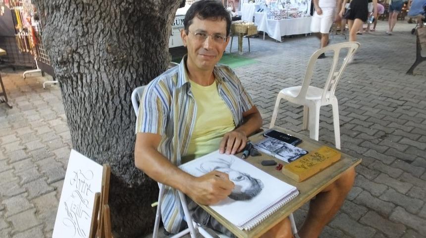 Burhaniye &Ouml;ren&rsquo;de 6 yıldır portre &ccedil;izerek ekmeğini kazanıyor