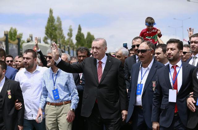Erdoğan, 15 Temmuz Şehitler Anıtı'na çelenk bıraktı