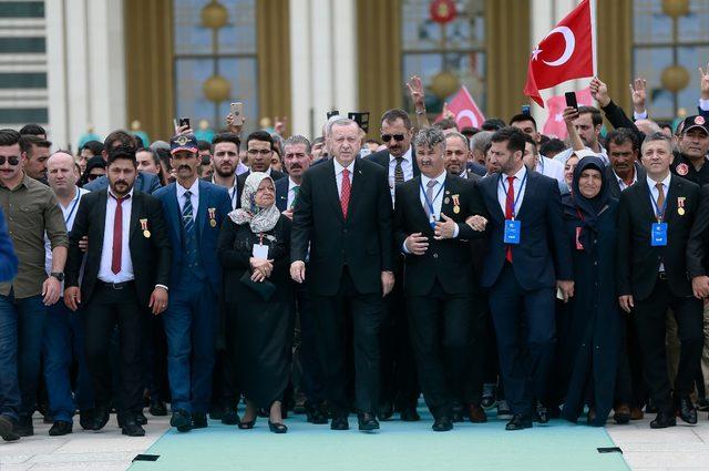 Erdoğan, 15 Temmuz Şehitler Anıtı'na çelenk bıraktı