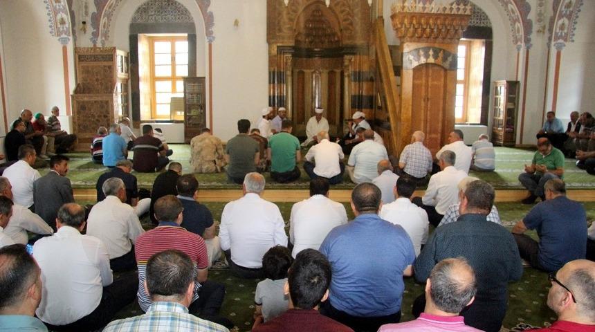 Şehitler i&ccedil;in mevlit