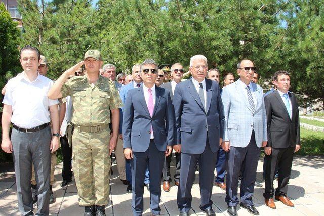 Oltu’da 15 Temmuz şehitleri anısına 251 ağaç diktiler