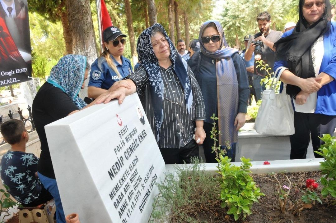 15 Temmuz Şehidi Eker&rsquo;in annesinin ağıtları y&uuml;rekleri dağladı
