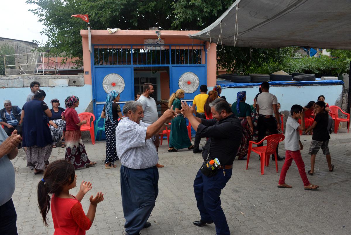&Ouml;nce kavga ettiler, sonra halay &ccedil;ektiler