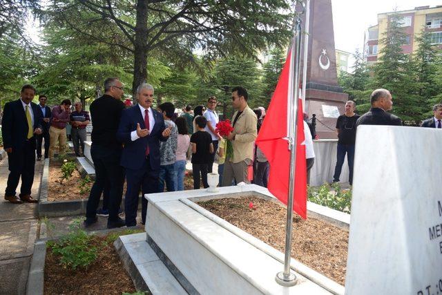 Kırşehir protokolü hain darbe girişiminin yıl dönümünde şehitliği ziyaret etti