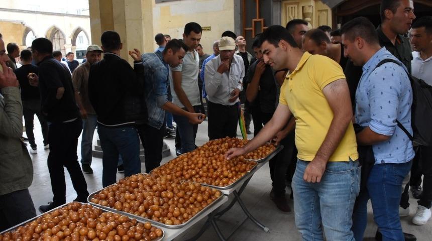 Kırşehir protokol&uuml; hain darbe girişiminin yıl d&ouml;n&uuml;m&uuml;nde şehitliği ziyaret etti