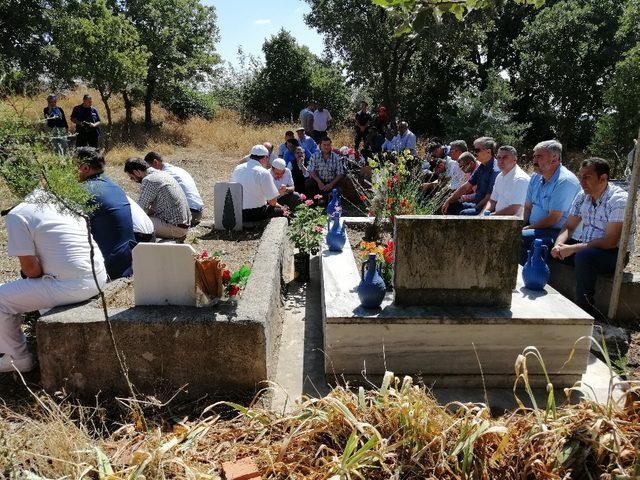 Ayvacık protokolü 15 Temmuz’da şehit mezarını ziyaret etti