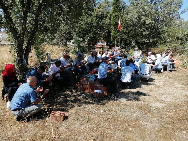 Ayvacık protokolü 15 Temmuz’da şehit mezarını ziyaret etti