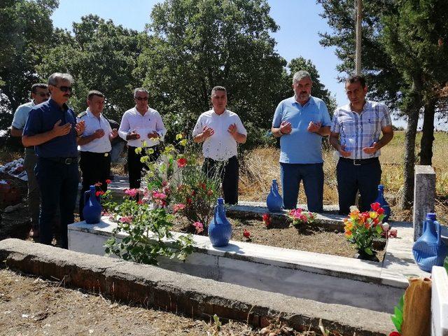 Ayvacık protokol&uuml; 15 Temmuz&rsquo;da şehit mezarını ziyaret etti 3