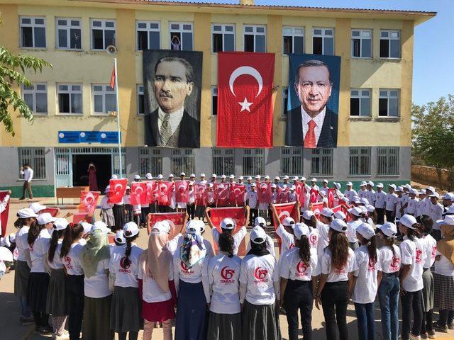 15 Temmuz tişörtü giyen öğrenciler, Türk bayrağı figürü oluşturdu