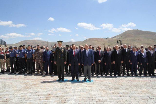 Bayburt’ta şehitler için dualar edilerek kabirlerine karanfil bırakıldı