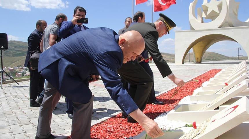Bayburt’ta şehitler için dualar edilerek kabirlerine karanfil bırakıldı