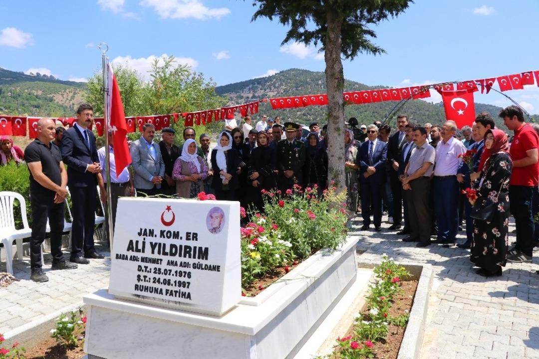 15 Temmuz şehidi polis memuru Akif Altay kabri başında anıldı