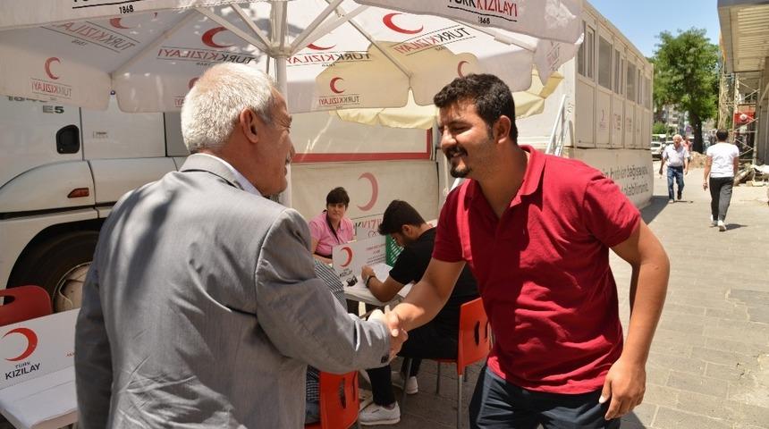 Mızraklı kan bağışında bulundu