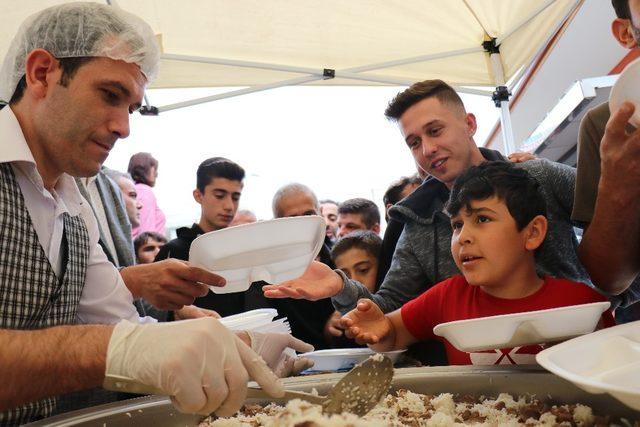 Darbe girişiminin 3’üncü yıl dönümünde 5 bin kişilik pilav ikram edildi