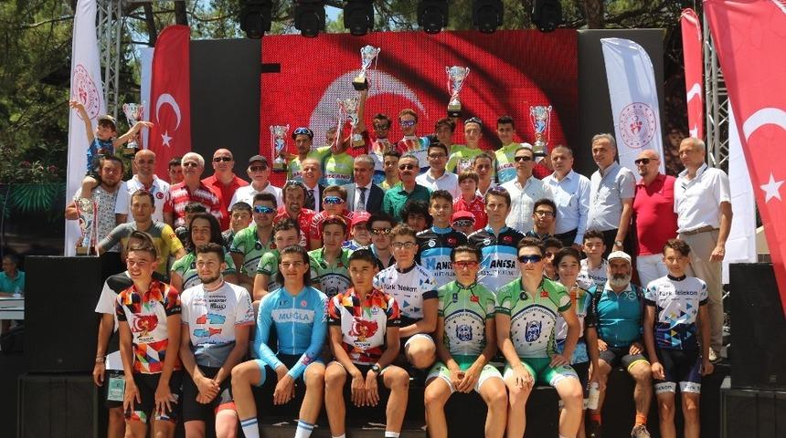 15 Temmuz Şehitlerini Anma Ulusal Bisiklet Yol Yarışı &ouml;d&uuml;l t&ouml;reni