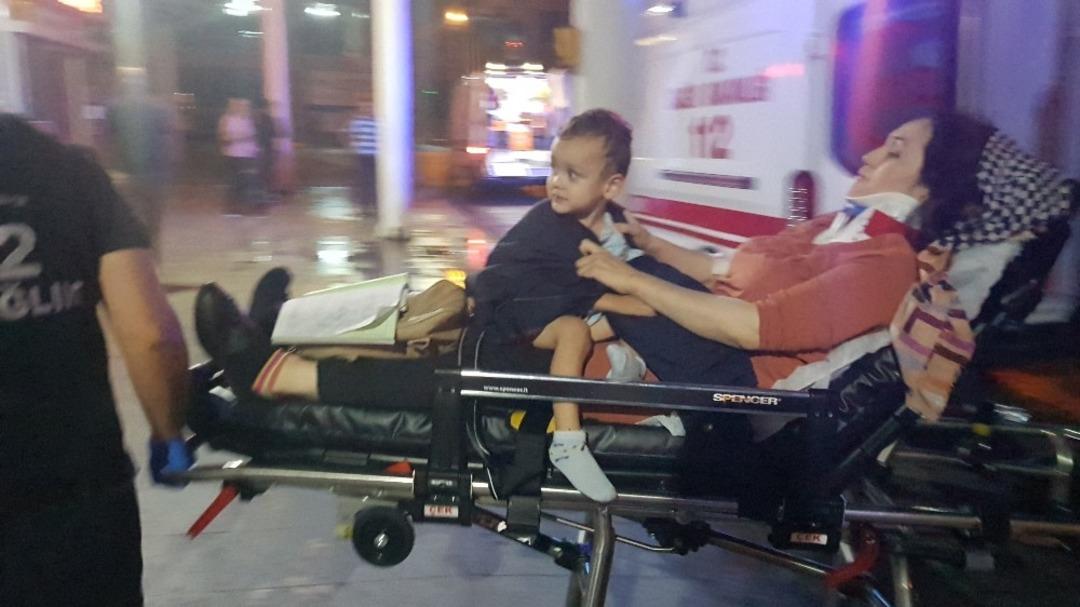 Yaralı annesinin kucağından inmedi