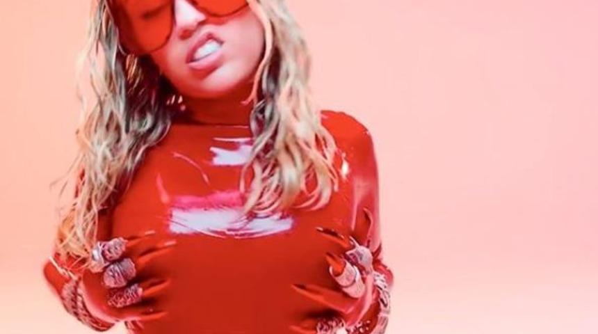 Miley Cyrus: Hâlâ kadınlara ilgi duyuyorum