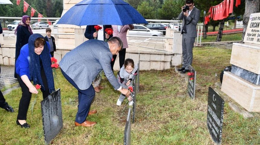 15 Temmuz şehitleri kabirleri başında anıldı