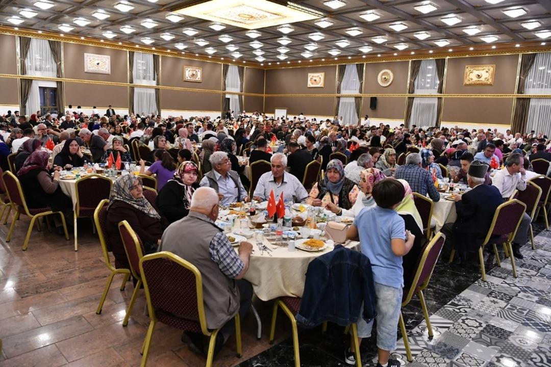 Isparta&rsquo;da şehit ve gazi aileleri yemekte bir araya geldi