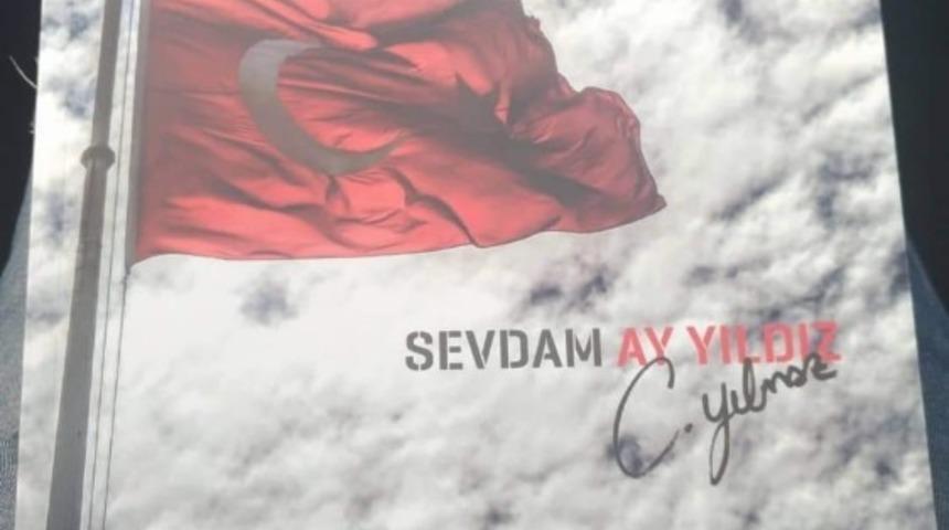 Gazeteci Caner Yılmaz Sevdam Ay Yıldız&rsquo;ı kitaplaştırdı