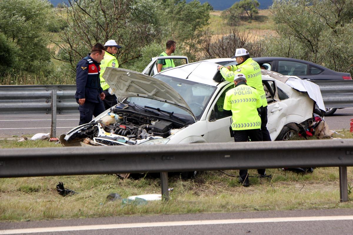 TEM'de feci kaza! Anne ile kızı kalp masajıyla hayata d&ouml;nd&uuml;r&uuml;ld&uuml;
