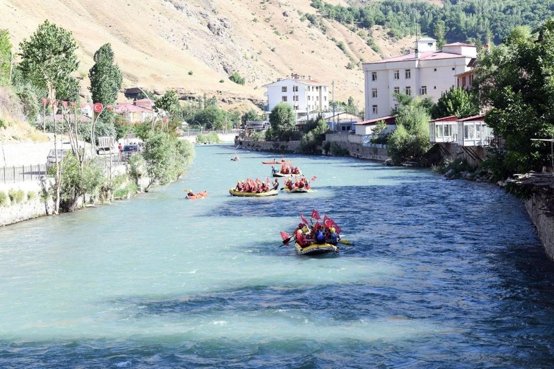 Raftingciler 15 Temmuz şehitleri i&ccedil;in k&uuml;rek &ccedil;ekti