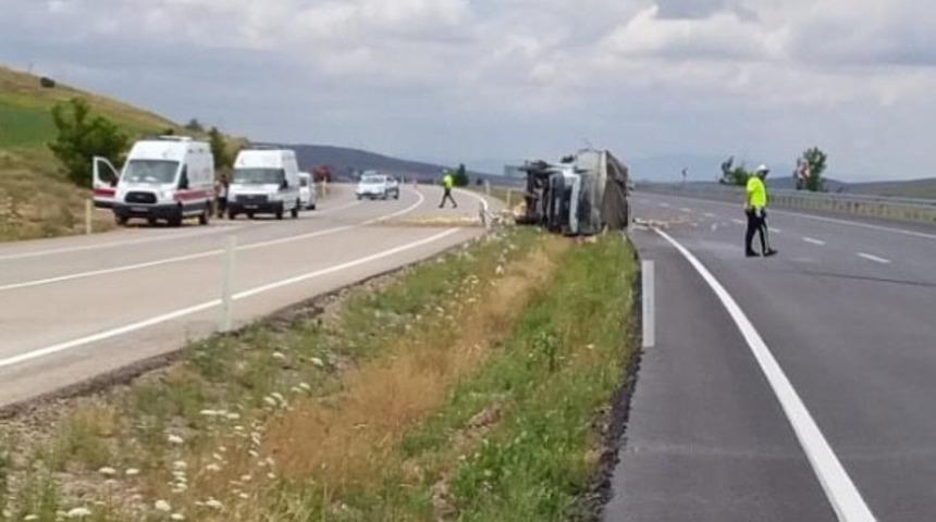 Limon yüklü kamyonet devrildi: 1 yaralı