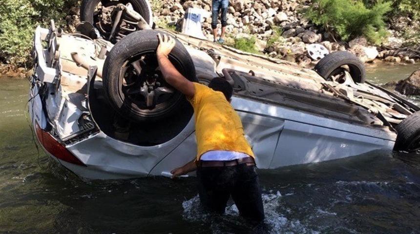 Otomobil &ccedil;aya u&ccedil;tu: 1 &ouml;l&uuml;, 2 yaralı