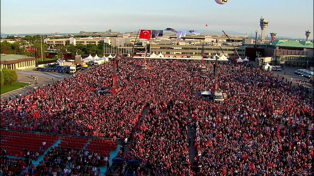 Vatandaşlar 15 Temmuz anma t&ouml;reni i&ccedil;in Atat&uuml;rk Havalimanı'na akın etti