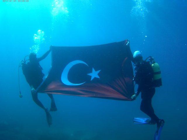 15 Temmuz’u su altında andılar