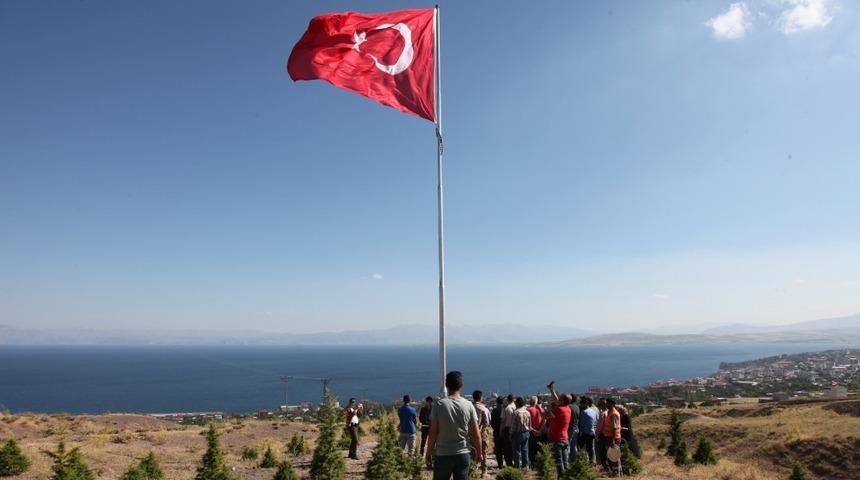 Ahlatlı şehidin anısına bayrak dikildi