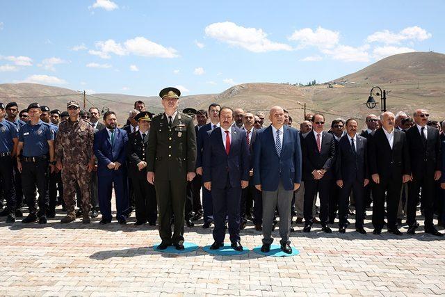 15 Temmuz Demokrasi ve Milli Birlik Günü dolayısıyla Bayburt Şehitliğinde tören düzenlendi