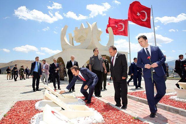 15 Temmuz Demokrasi ve Milli Birlik Günü dolayısıyla Bayburt Şehitliğinde tören düzenlendi