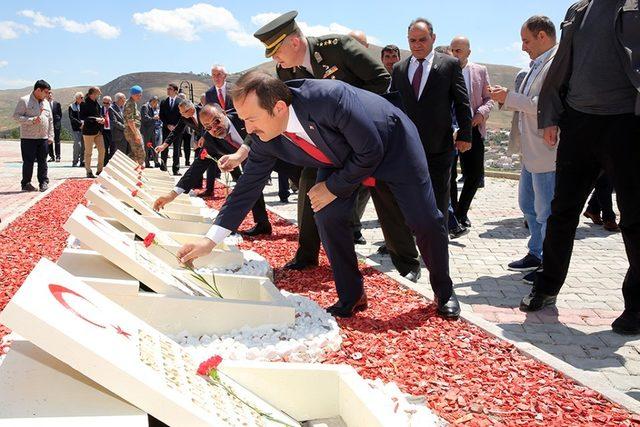 15 Temmuz Demokrasi ve Milli Birlik Günü dolayısıyla Bayburt Şehitliğinde tören düzenlendi