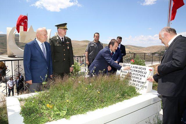 15 Temmuz Demokrasi ve Milli Birlik Günü dolayısıyla Bayburt Şehitliğinde tören düzenlendi