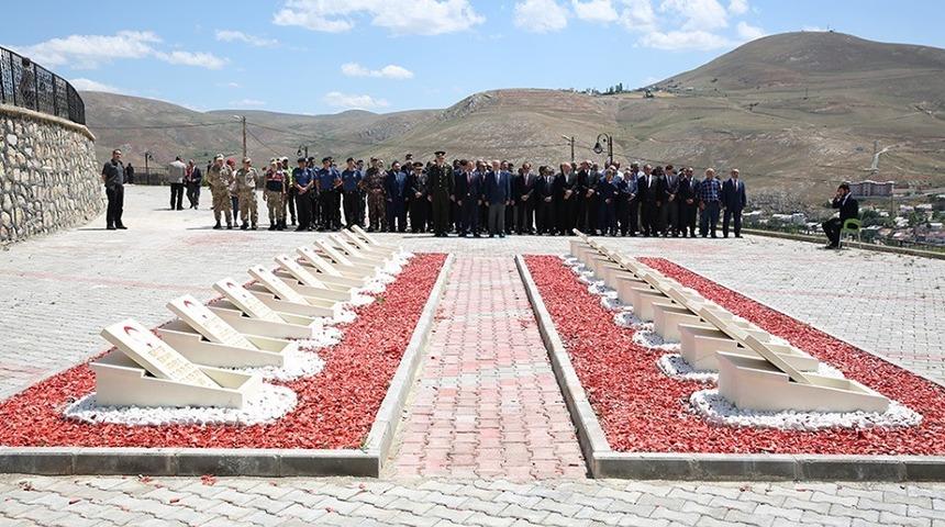 15 Temmuz Demokrasi ve Milli Birlik G&uuml;n&uuml; dolayısıyla Bayburt Şehitliğinde t&ouml;ren d&uuml;zenlendi