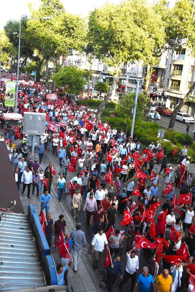 İzmir'de, Konak Meydanı'ndaki 15 Temmuz etkinliği başladı