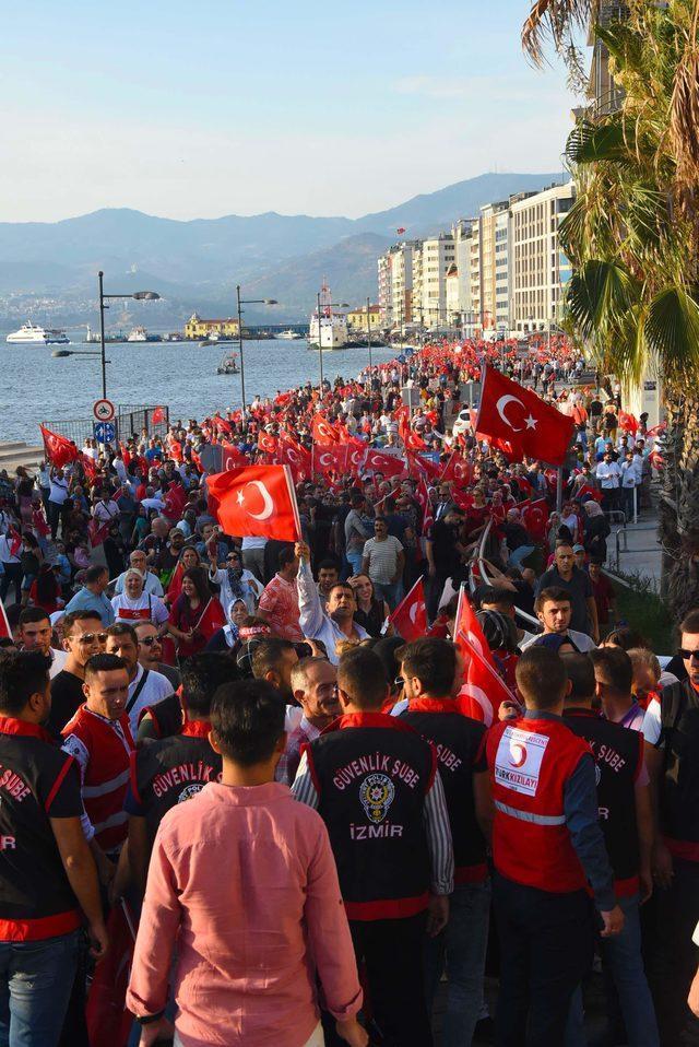 İzmir'de, Konak Meydanı'ndaki 15 Temmuz etkinliği başladı